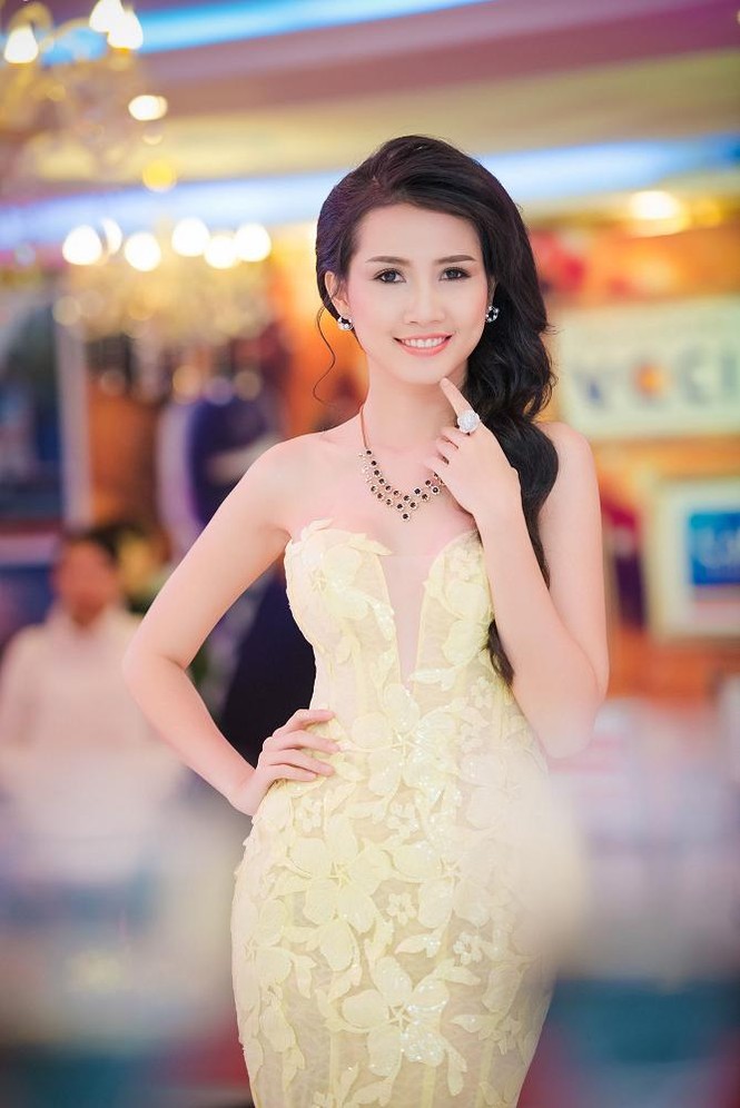 Dương Thùy Linh, Phan Thị Mơ khoe lưng trần quyến rũ - ảnh 9