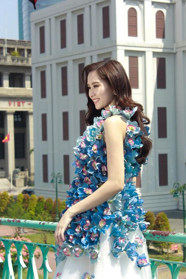 Hoa hậu Thu Thảo xinh đẹp với váy kết hàng trăm hoa lan - ảnh 3