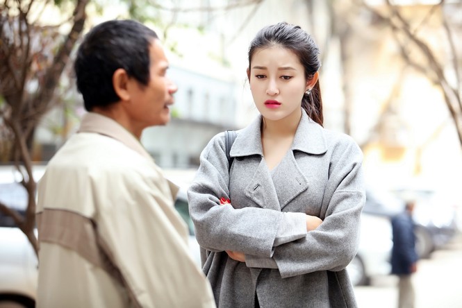 Á hậu Huyền My tặng xe lăn cho bệnh nhi bị bại não - ảnh 2