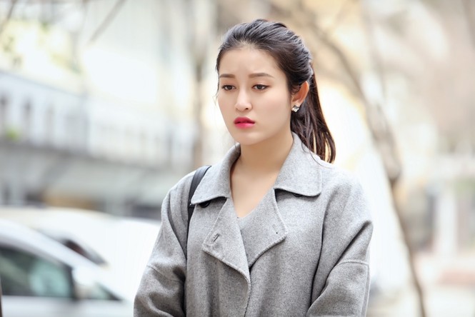 Á hậu Huyền My tặng xe lăn cho bệnh nhi bị bại não - ảnh 1