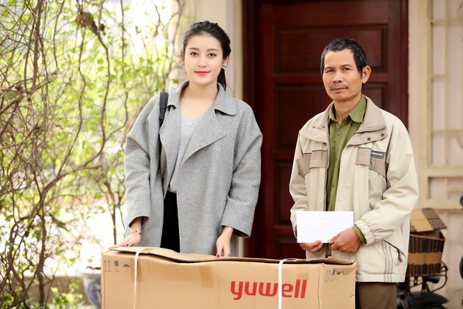 Á hậu Huyền My tặng xe lăn cho bệnh nhi bị bại não - ảnh 4
