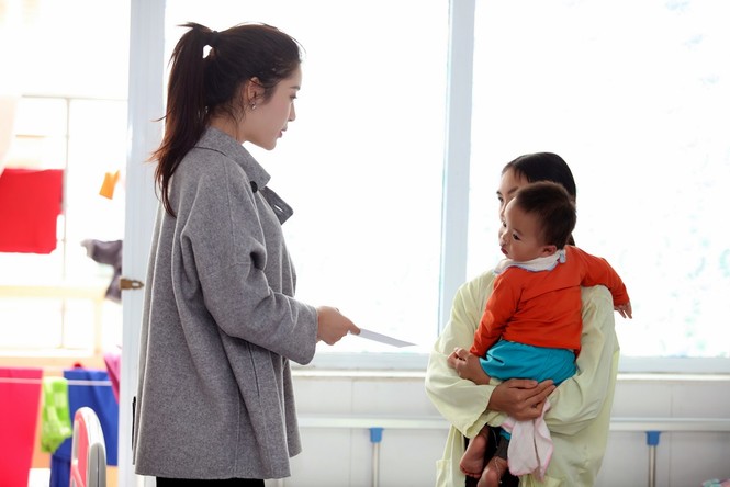 Á hậu Huyền My tặng xe lăn cho bệnh nhi bị bại não - ảnh 8