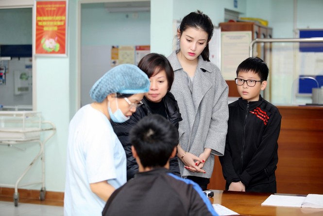 Á hậu Huyền My tặng xe lăn cho bệnh nhi bị bại não - ảnh 5
