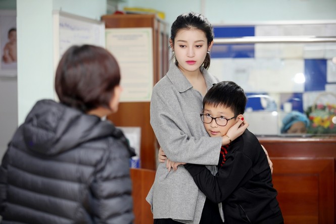 Á hậu Huyền My tặng xe lăn cho bệnh nhi bị bại não - ảnh 6