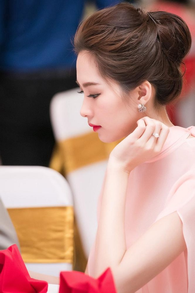 Hoa hậu Thu Thảo đẹp 'trong veo' với váy hồng pastel - ảnh 7