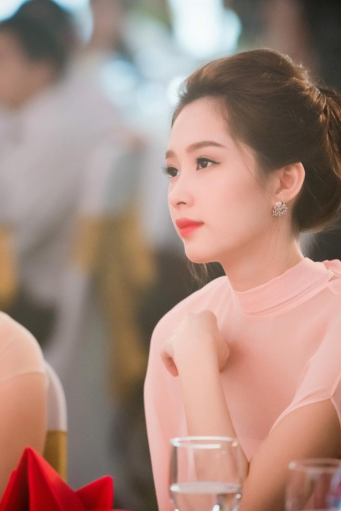 Hoa hậu Thu Thảo đẹp 'trong veo' với váy hồng pastel - ảnh 9