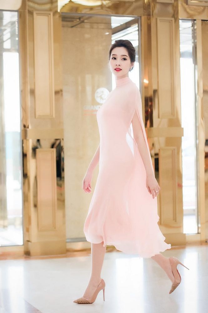 Hoa hậu Thu Thảo đẹp 'trong veo' với váy hồng pastel - ảnh 3