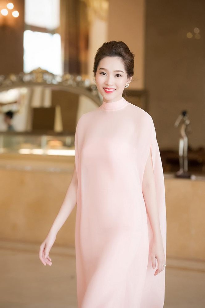 Hoa hậu Thu Thảo đẹp 'trong veo' với váy hồng pastel - ảnh 1