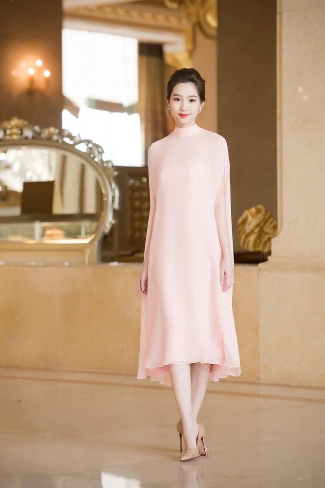 Hoa hậu Thu Thảo đẹp 'trong veo' với váy hồng pastel - ảnh 2