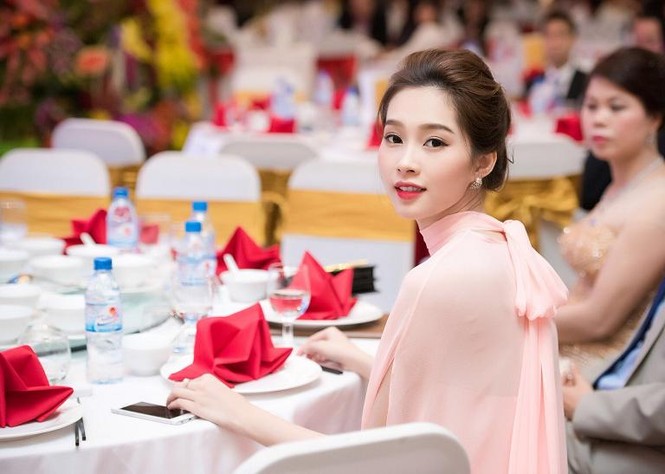 Hoa hậu Thu Thảo đẹp 'trong veo' với váy hồng pastel - ảnh 6