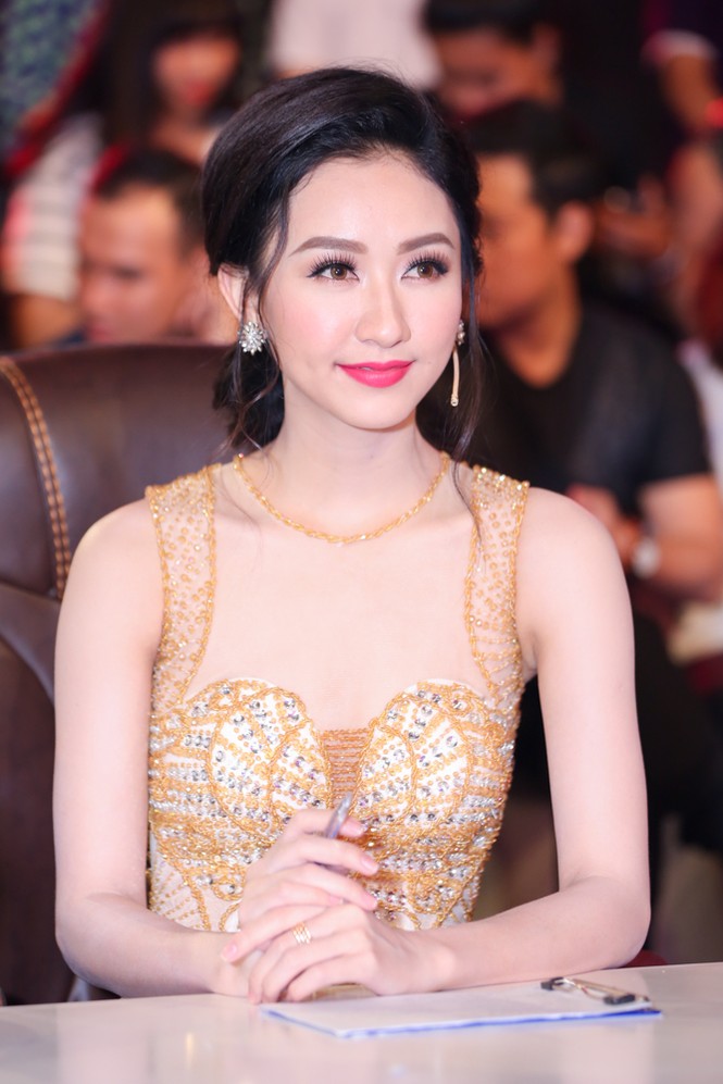 Á hậu Hà Thu kiêu sa, gợi cảm trên ghế nóng - ảnh 4