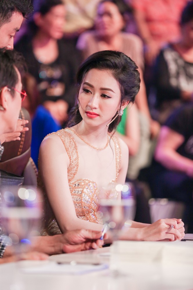 Á hậu Hà Thu kiêu sa, gợi cảm trên ghế nóng - ảnh 5