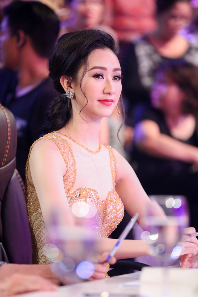Á hậu Hà Thu kiêu sa, gợi cảm trên ghế nóng - ảnh 6