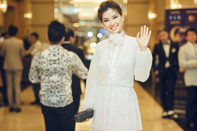 Á hậu Diễm Trang giấu bụng bầu với váy ren xuyên thấu - ảnh 1