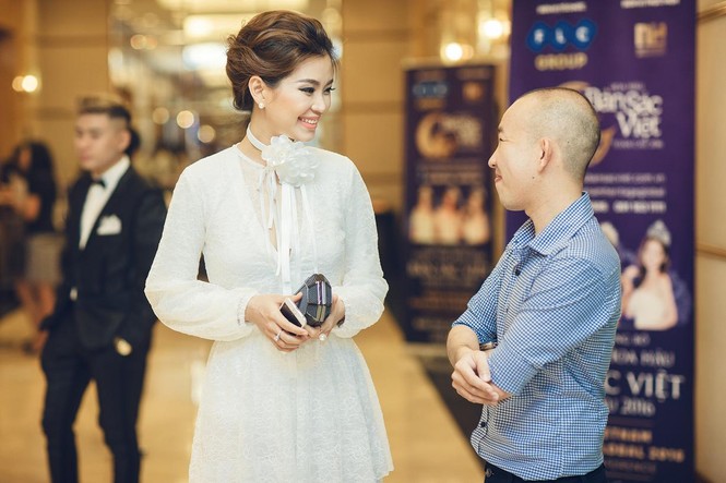 Á hậu Diễm Trang giấu bụng bầu với váy ren xuyên thấu - ảnh 2