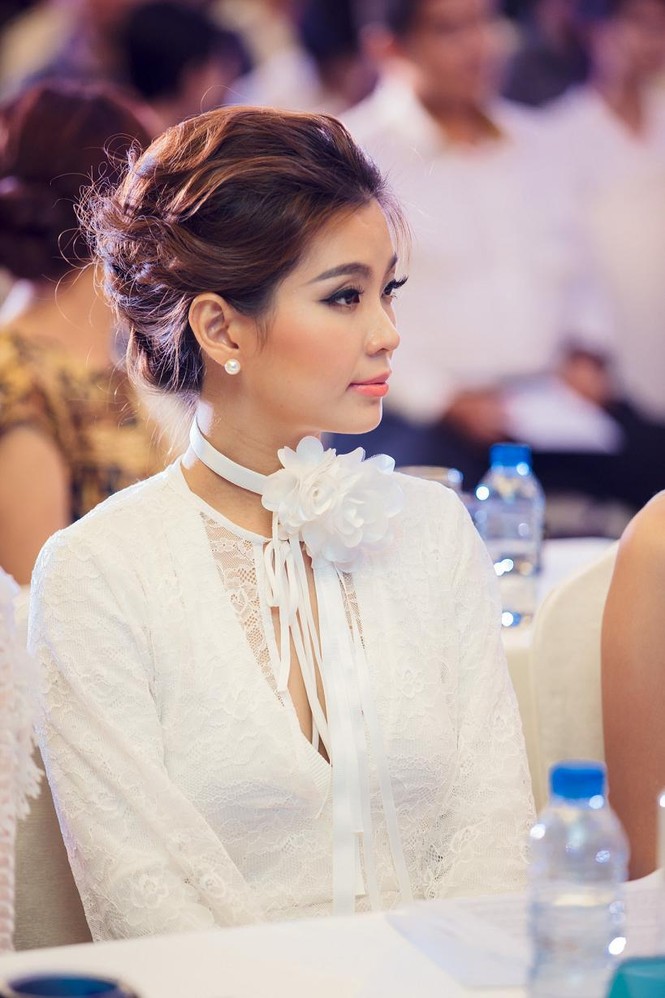Á hậu Diễm Trang giấu bụng bầu với váy ren xuyên thấu - ảnh 6