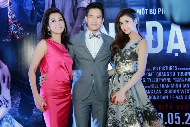 MC Kỳ Duyên nắm tay bạn trai thân mật đi ra mắt phim - ảnh 3