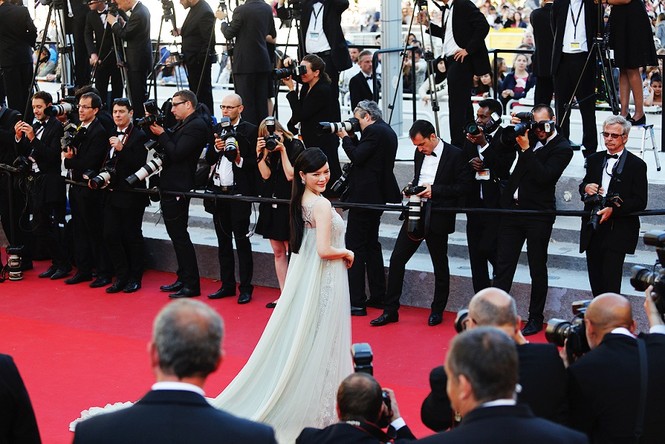 Diện váy xuyên thấu, Lý Nhã Kỳ lại gây xôn xao thảm đỏ Cannes - ảnh 7