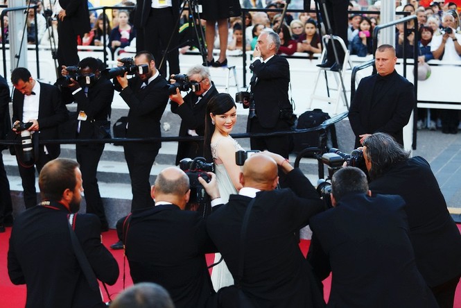 Diện váy xuyên thấu, Lý Nhã Kỳ lại gây xôn xao thảm đỏ Cannes - ảnh 8