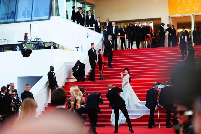 Diện váy xuyên thấu, Lý Nhã Kỳ lại gây xôn xao thảm đỏ Cannes - ảnh 10