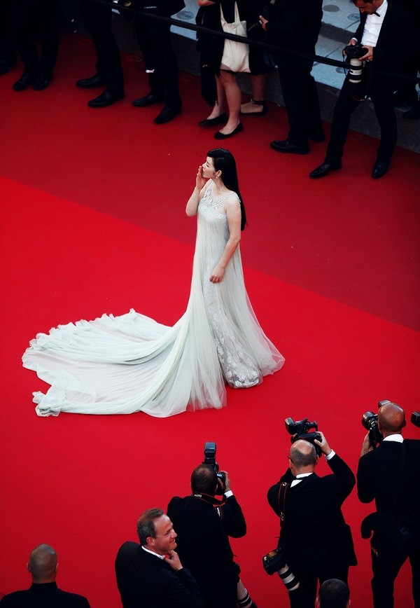Diện váy xuyên thấu, Lý Nhã Kỳ lại gây xôn xao thảm đỏ Cannes - ảnh 11