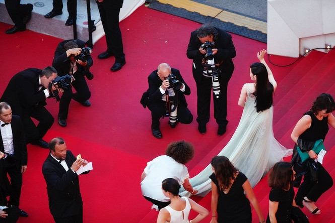 Diện váy xuyên thấu, Lý Nhã Kỳ lại gây xôn xao thảm đỏ Cannes - ảnh 12