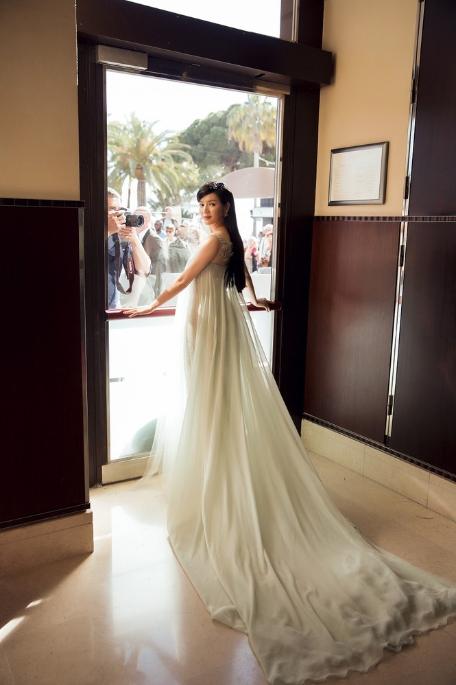Diện váy xuyên thấu, Lý Nhã Kỳ lại gây xôn xao thảm đỏ Cannes - ảnh 2
