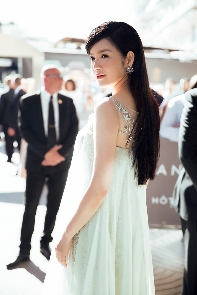 Diện váy xuyên thấu, Lý Nhã Kỳ lại gây xôn xao thảm đỏ Cannes - ảnh 4