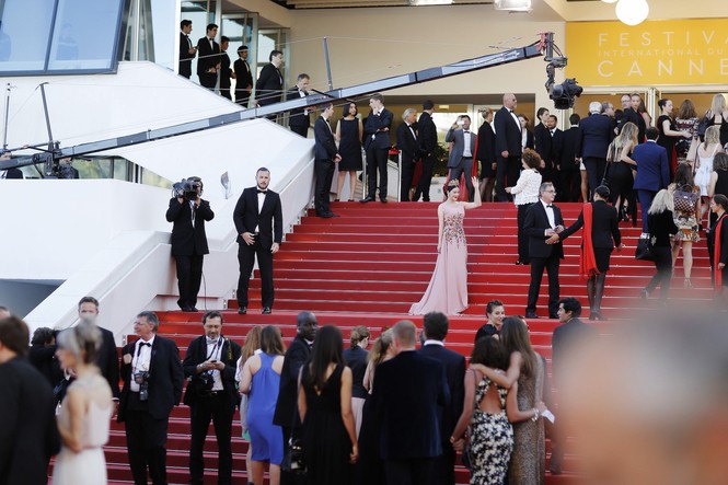 Lý Nhã Kỳ đội vương miện 'nữ hoàng' trên thảm đỏ Cannes - ảnh 10
