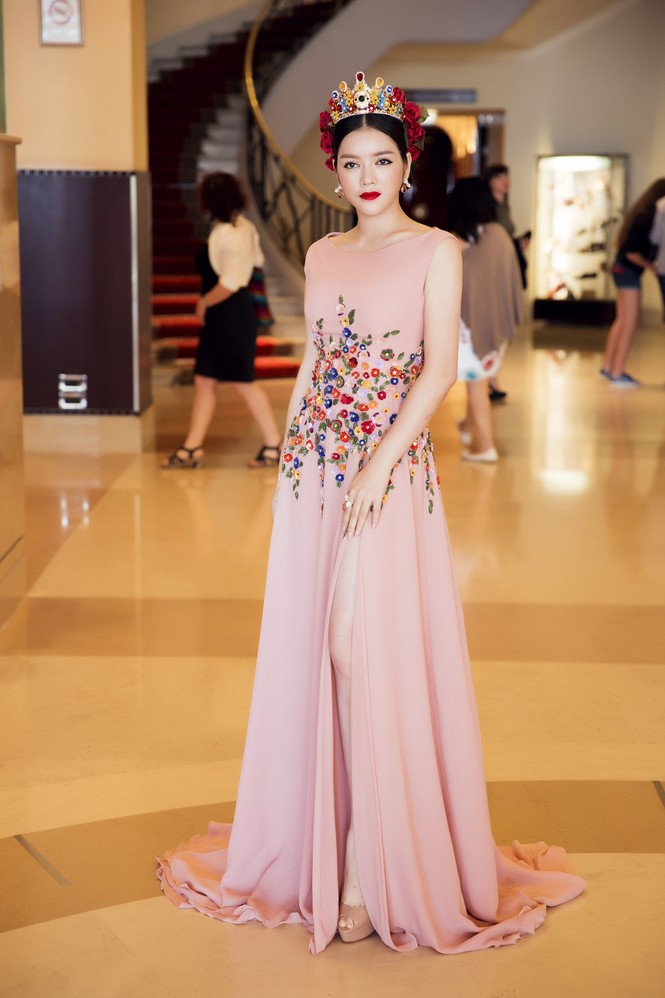 Lý Nhã Kỳ đội vương miện 'nữ hoàng' trên thảm đỏ Cannes - ảnh 1