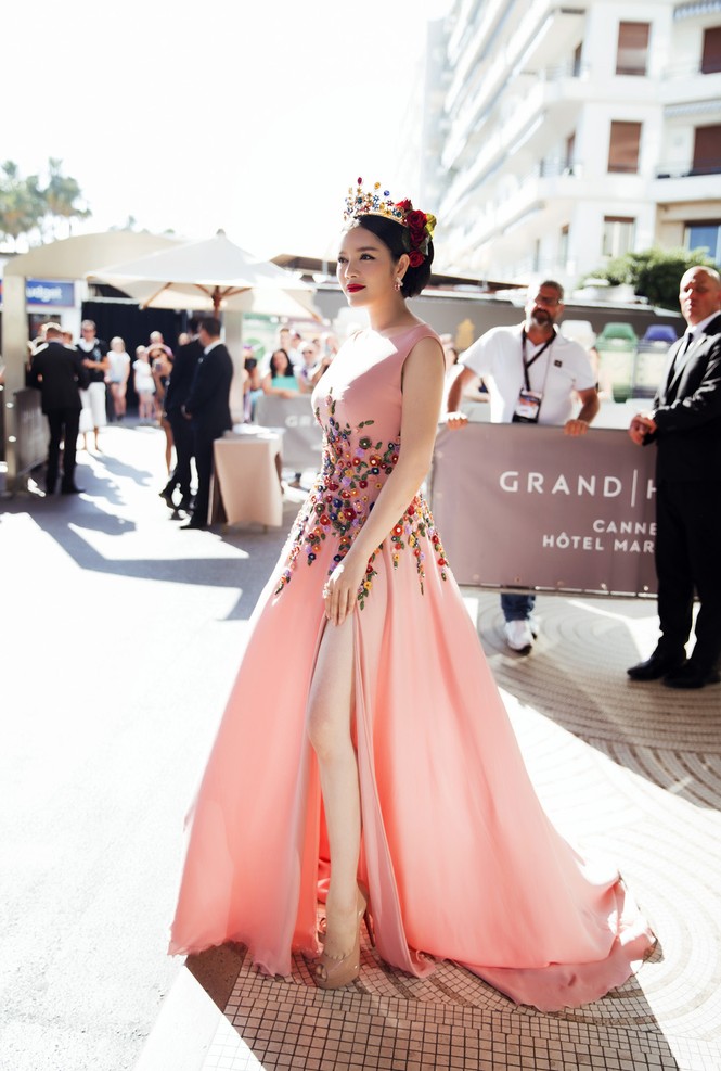 Lý Nhã Kỳ đội vương miện 'nữ hoàng' trên thảm đỏ Cannes - ảnh 3