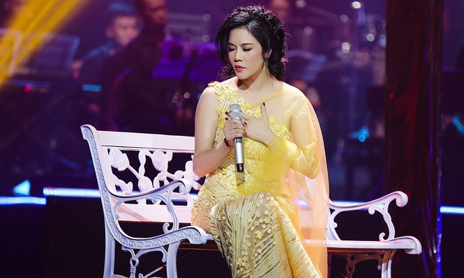 Thu Phương kiêu sa trên sân khấu với váy dạ hội vàng rực - ảnh 6