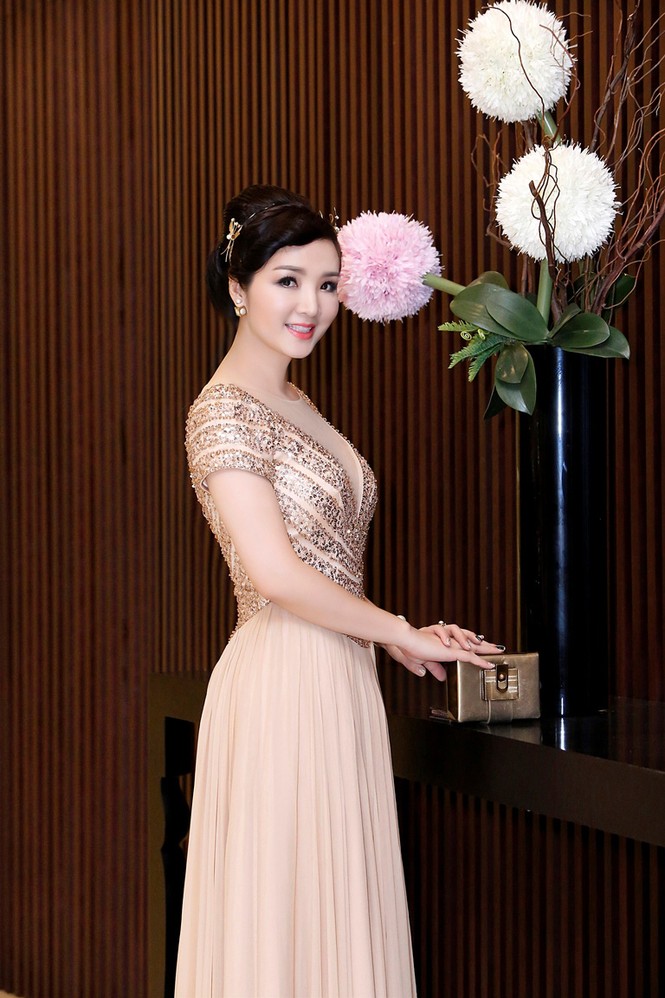Giáng My diện cả 'cây' hàng hiệu đắt đỏ đi làm giám khảo - ảnh 3