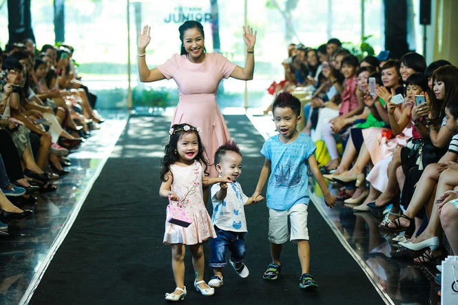 Ốc Thanh Vân diễn catwalk cùng con trai 19 tháng tuổi - ảnh 10