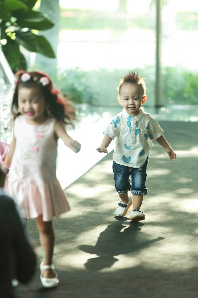 Ốc Thanh Vân diễn catwalk cùng con trai 19 tháng tuổi - ảnh 6