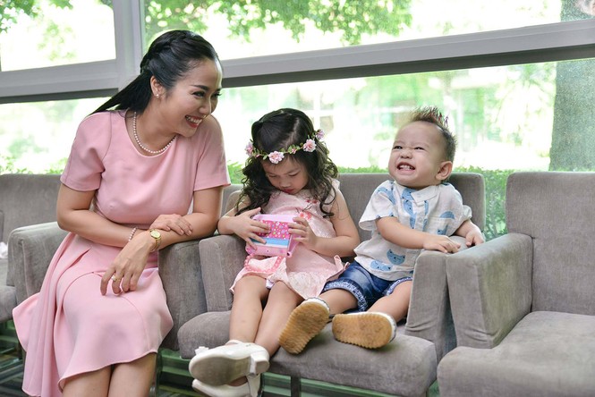 Ốc Thanh Vân diễn catwalk cùng con trai 19 tháng tuổi - ảnh 2