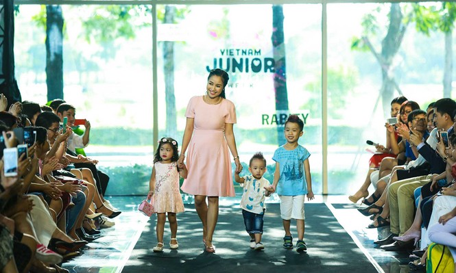 Ốc Thanh Vân diễn catwalk cùng con trai 19 tháng tuổi - ảnh 9
