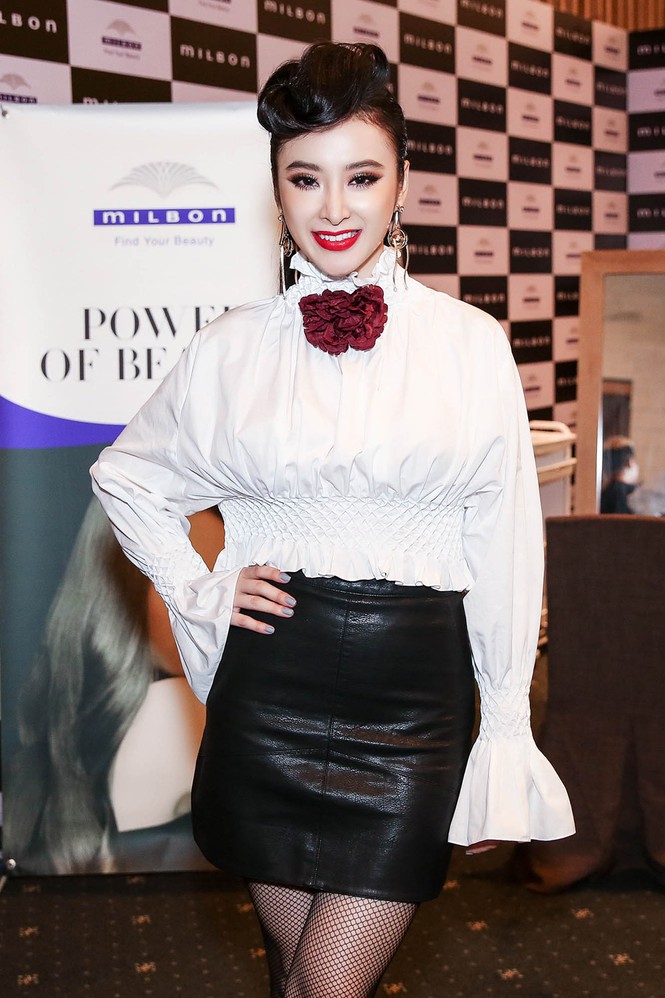 Angela Phương Trinh 'kín bưng' trên thảm đỏ Elle Fashion Journey - ảnh 1