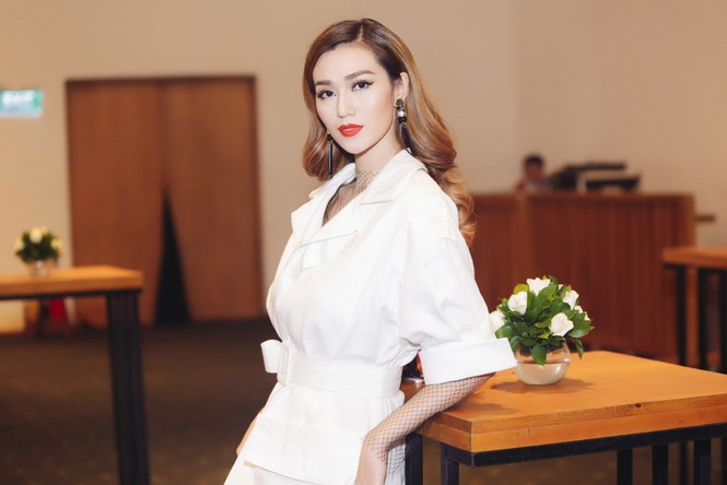 Angela Phương Trinh 'kín bưng' trên thảm đỏ Elle Fashion Journey - ảnh 3