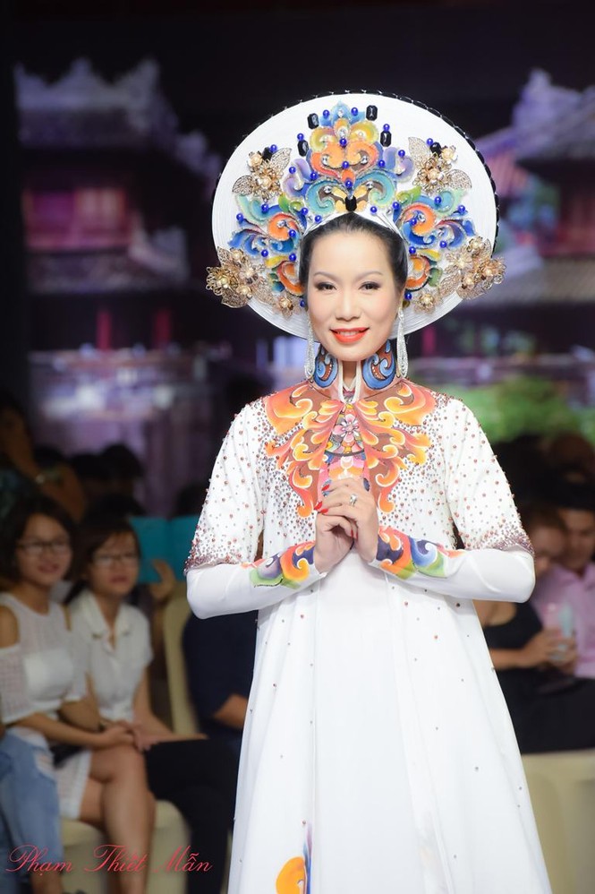 Á hậu Trịnh Kim Chi bất ngờ làm vedette trình diễn áo dài - ảnh 3