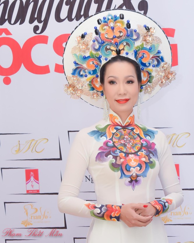 Á hậu Trịnh Kim Chi bất ngờ làm vedette trình diễn áo dài - ảnh 7