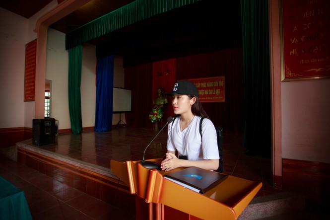 Người dân mừng rỡ ôm chầm Á hậu Huyền My khi nhận hàng cứu trợ - ảnh 5