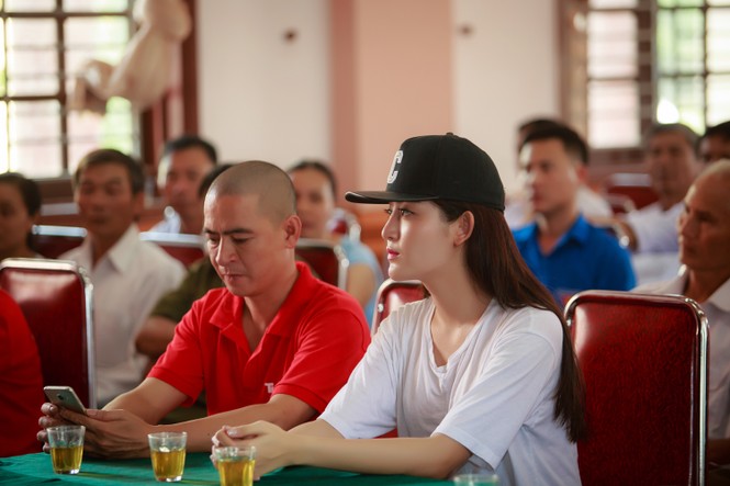 Người dân mừng rỡ ôm chầm Á hậu Huyền My khi nhận hàng cứu trợ - ảnh 4