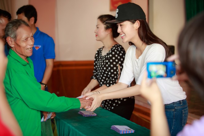 Người dân mừng rỡ ôm chầm Á hậu Huyền My khi nhận hàng cứu trợ - ảnh 6