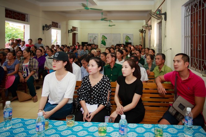 Người dân mừng rỡ ôm chầm Á hậu Huyền My khi nhận hàng cứu trợ - ảnh 3