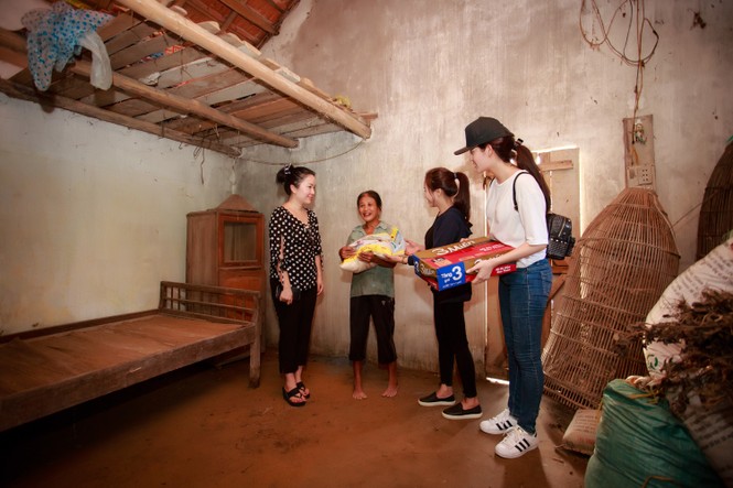 Người dân mừng rỡ ôm chầm Á hậu Huyền My khi nhận hàng cứu trợ - ảnh 8