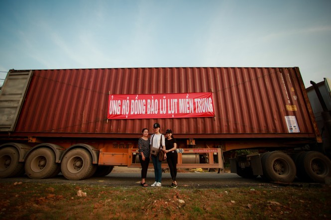Người dân mừng rỡ ôm chầm Á hậu Huyền My khi nhận hàng cứu trợ - ảnh 1
