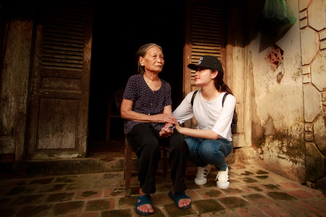 Người dân mừng rỡ ôm chầm Á hậu Huyền My khi nhận hàng cứu trợ - ảnh 10