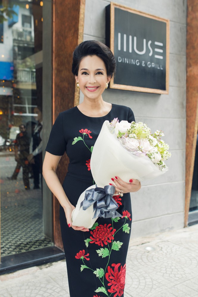 Diễm My trẻ trung mừng sinh nhật tuổi 54 bên bạn bè - ảnh 2