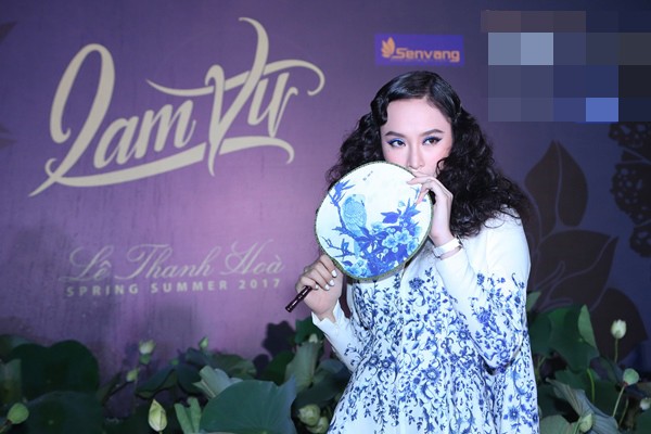 Angela Phương Trinh ngồi xích lô đi xem thời trang - ảnh 4